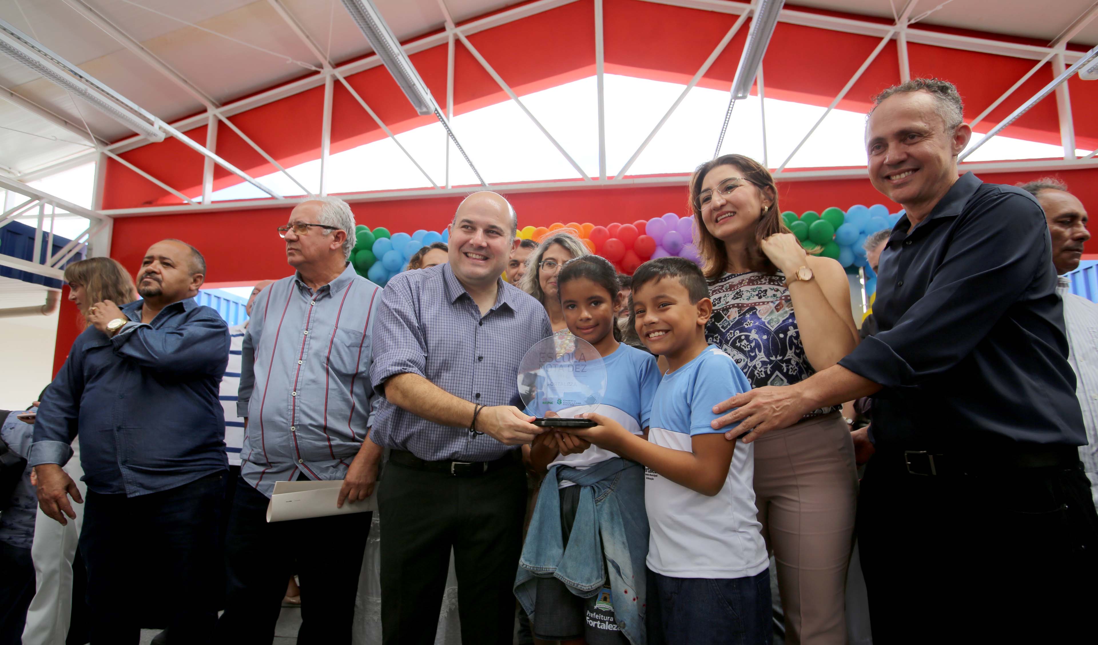 prefeito roberto cláudio abraça estudante